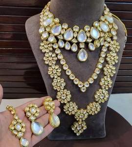 Conjunto de collar Kundan nupcial de alta calidad con detalles intrincados y pendientes a juego perfectos para bodas y ocasiones especiales - Product Image 1