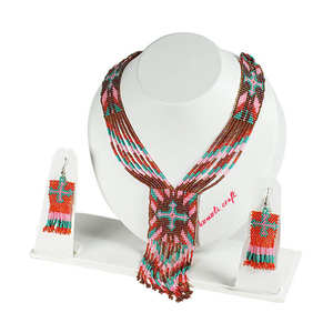 Collier élégant fait main pour les femmes avec de la résine et des perles de rocaille Pièce de bijoux unique pour les cadeaux et les vêtements de mode - Product Image 5