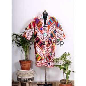 Manteau Boho Kantha fait à la main pour femmes Kimono long en coton Robe indienne matelassée avec motif de grille colorée - Product Image 1