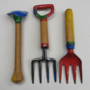 Râteau à feuilles en fer de qualité supérieure en finition patinée design artisanal mélangeant la fonction de jardinage avec une décoration saisonnière rustique - Product Image 5