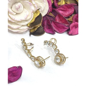 ต่างหูยาวทรงทันสมัยประดับเพชรซิคอนชุบทองเหลืองคุณภาพดีเยี่ยม ดีไซน์แบบ Kundan Stone เหมาะสำหรับงานเลี้ยงตอนเย็นสำหรับผู้หญิง - Product Image 2