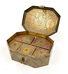 Una caja compacta de latón pulido con forma octogonal, con un asa de transporte simple, asegurada por un simple cierre. - Product Image 6