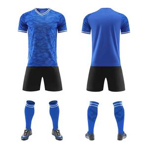 Ensemble d'uniformes de football respirants imprimés personnalisés pour adultes, y compris des shorts d'entraînement à logo incisé, personnalisés - Product Image 2