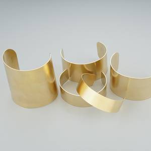 Brazalete grande de latón minimalista, varios tamaños, bases de brazalete en latón bajo rico, pulsera estampada, brazalete de floristería Crosag - Product Image 1