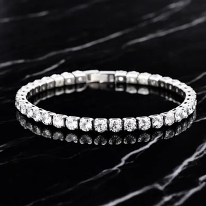 Bracelet en diamant Moissanite VVS de haute qualité, serti à griffes, avec chaîne fine en argent 925, disponible à un prix abordable - Product Image 1