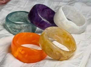 Bracelets larges en résine imperméables et élégants pour femmes, au design contemporain, personnalisables pour les soirées et les occasions spéciales - Product Image 4