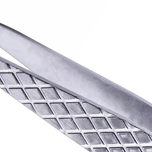 Pinzas para Cejas con Punta Inclinada de Acero Inoxidable para una Alineación Perfecta y un Diseño con Calidad de Salón - Antiestáticas y Duraderas - Product Image 6