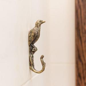 Ganchos de latón duraderos para llaves con artesanía artística que los hacen perfectos para regalar o mejorar la decoración del hogar - Product Image 2