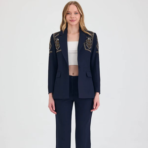 Ensemble de costume perlé marine pour femmes de qualité supérieure avec blazer et pantalon à épaules cloutées pour femmes vêtements de bureau tissés de luxe/prêt-à-expédier - Product Image 1