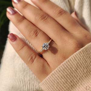 Anillo de Diamantes con 7 Piedras de Corte Redondo - Product Image 3