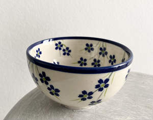 ชามเซรามิกสำหรับเสิร์ฟพร้อมรายละเอียดเคลือบแบบหยดและสไตล์ชนบทที่ทำขึ้นสำหรับโต๊ะในฟาร์มหรือห้องครัวโทนสีกลาง - Product Image 4