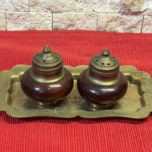 Ensemble de sel et poivre en laiton Golden Shine avec structure décorative finie et durable pour les restaurants et les cuisines domestiques - Product Image 1