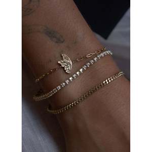 Pulsera Iris Fine Charm con Elegante Diseño de Mariposa para Mujer - Product Image 2