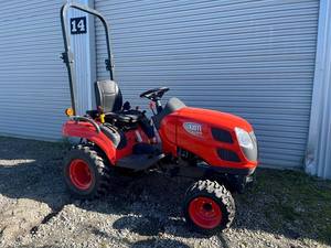 Tracteur agricole miniature Kioti CS2210 d'occasion, système hydraulique robuste, performances efficaces pour les activités agricoles légères. - Product Image 2