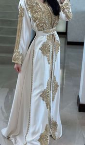DISEÑO DESLUCIENTE Y DECENTE DE BORDADO ZARI EN VESTIDO CAFTAN BLANCO CON TRABAJO DE DABKA EMBELLECIDO PARA FIESTA-DESGASTE Y Boda = 2024 - Product Image 2