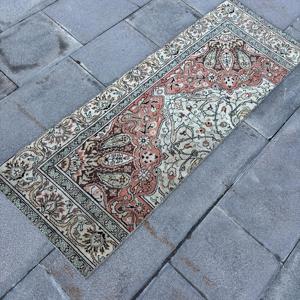 Alfombra Turca Vintage Pequeña de 1.7x4.8 pies (51x146 cm) Alfombra de Lana Roja con Parches y Respaldo de Látex Ecológico - Product Image 2