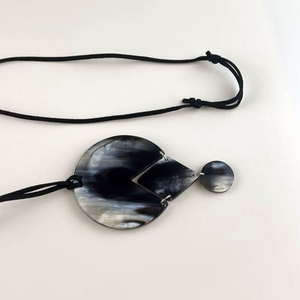 Collar con Colgante de Cuerno de Búfalo, Joyería Tribal Natural y Sostenible para Mujer, Alta Calidad - Product Image 1