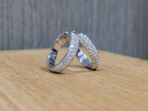 Pendientes de Aro con Moissanita de Corte Brillante de 1 Quilate, Certificados por IGI, de Lujo para Uso Diario, en Oro Blanco Sólido de 14K, con Engaste de Garra - Product Image 2