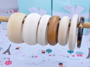 Nueva Pulsera de Madera Elegante, Diseño Clásico Redondo en Tono Amarillo, Joyería Unisex, Accesorio de Moda con Estilo - Product Image 2