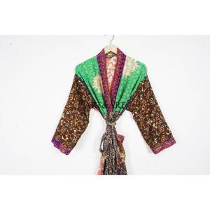 Robe kimono en soie vintage faite à la main en Inde - Vêtement de nuit élégant, respirant, à séchage rapide et doux pour femmes - Product Image 2