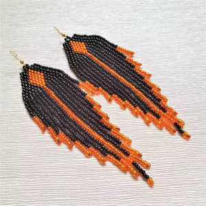 Pendientes Huggie hechos a mano de la mejor calidad para mujer, anillos de oreja bordados con cuentas de semillas en forma de corazón para fiestas hechas en la India - Product Image 1