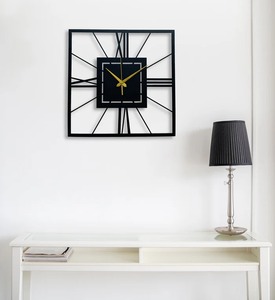 Reloj de pared romano cuadrado de Metal negro de diseñador pieza de declaración clásica perfecta para la oficina en casa contemporánea y las paredes del dormitorio - Product Image 4