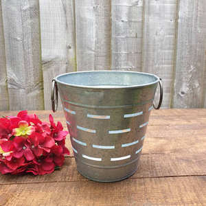 Vase à fleurs en métal galvanisé avec motif découpé, décoration rustique de ferme pour la maison et le jardin, vente en gros - Product Image 4