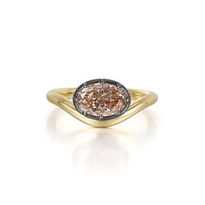 Anillo de compromiso con diamante ovalado rosa cultivado en laboratorio - Product Image 1