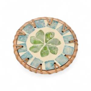 แผ่นรองแก้วทำจากเปลือกหอยมุกธรรมชาติ ขอบหวายถัก สำหรับตกแต่งโต๊ะอาหารที่บ้าน ใช้เป็นของขวัญ และเป็นมิตรกับสิ่งแวดล้อม - Product Image 1