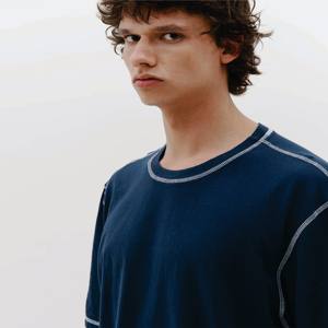 การออกแบบ OEM ระดับพรีเมียม: เสื้อยืดกีฬาของผู้ชายทรงสลิมฟิตแบบกำหนดเองพร้อมการเย็บที่ตัดกัน - Product Image 4