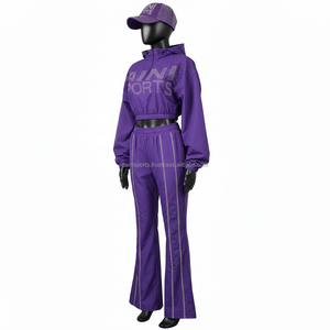 Conjunto de Chaqueta Cortavientos de Poliéster para Mujer, Color Morado con Paneles Verticales en los Pantalones y Diseño de Logotipo Personalizado con Pedrería, Talla Grande - Product Image 4