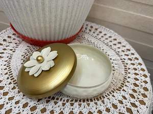 Caja de almacenamiento redonda de metal Diseño elegante de tarro para una organización conveniente - Product Image 3