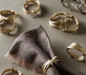 Servilletero de metal dorado con forma de hoja artística, agrega glamour a la mesa, ideal para decoración festiva y de boda - Product Image 5