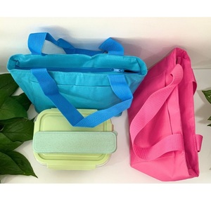 Sac isotherme en polyester imperméable au meilleur prix pour transporter des aliments à l'extérieur du déjeuner avec taille 33x12x20 cm Fabriqué au Vietnam - Product Image 1