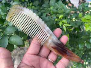 Peine de Pelo de Cuerno Natural Orgánico Hecho a Mano, Pulido, Tradicional, Duradero y de Alta Calidad para un Cabello y Cuero Cabelludo Saludables - Product Image 3