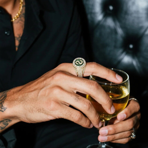 Anillo de hombre chapado en oro con símbolo de dólar y piedras verdes y blancas – Joyería de lujo estilo hip hop con incrustaciones de circonitas, un accesorio de moda llamativo - Product Image 4
