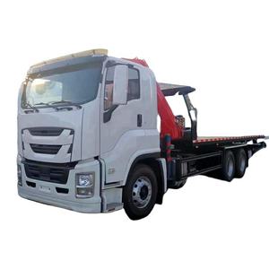 شاحنة إيسوزو جيجا 6×4 ذات سطح مسطح للقطر مع رافعة قابلة للطي بحمولة 12 طن للإنقاذ في حالات الطوارئ وتنظيف الطرق - Product Image 1