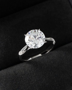 แหวนหมั้นเพชรโมอิสทรงกลม10มม. พร้อมสำเนียงด้านข้าง | เครื่องประดับงานแต่งงานแบบคลาสสิก - Product Image 1