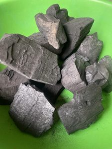 Charbon de bois noir naturel en morceaux pour barbecue, grillades, camping et cuisine - Product Image 6