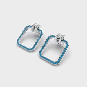 Pendientes de Barra de Diamantes Modernos de 18K, Estilo de Joyería Elegante para los Amantes de las Tendencias y los Entusiastas del Minimalismo, Disponibles al Mejor Precio - Product Image 4