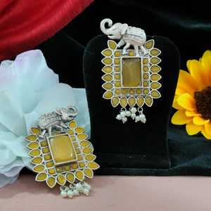 Boucles d'oreilles éléphant en métal de qualité supérieure avec pierres Moissanite étincelantes Moissanite métal de haute qualité Unique élégant et accrocheur - Product Image 1