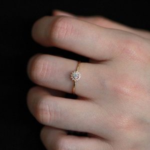 14K oro sólido delicado floral solitario anillo moissanita corte anillo regalo para boda delicado diseño floral - Product Image 5