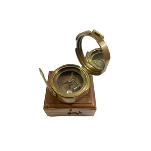 「航海用アクセサリーは、刻印された日時計の航海用真ちゅう製ポケットコンパス、アンティークギフトを販売中です。