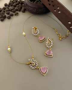 Ensemble de chaîne pendentifs simples de créateur avec pierres de style AD pour les occasions spéciales et les fêtes des femmes en laiton - Product Image 3