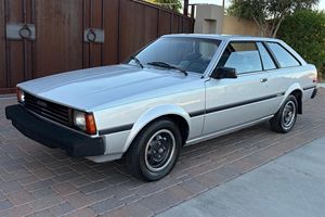 Toyota Corolla Deluxe Liftback de 1982, Usado en Buen Estado, Modelo Hatchback Difícil de Encontrar, Aire Acondicionado, Tracción Trasera - Product Image 2