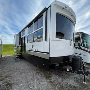 Ventes de liquidation 2024 : Remorque de voyage CrossRoads RV Hampton 395BAM à vendre – Prix de gros pour toutes vos aventures - Product Image 1