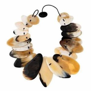 Collar de Cuerno de Búfalo Pulido y Ecológico con Material Orgánico, Grano Natural y Diseño Único - Joyería Moderna Hecha a Mano - Product Image 5