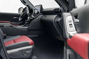 Prix Spécial Promotionnel 2025 Toyota Land Cruiser VXR 3.3L - Attitude Noir Intérieur Noir & Rouge Foncé - Product Image 6