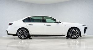 BMW 740i M-Sport USADO 2023 - Motor 3L - Híbrido 375hp Euro6 - TRANSMISIÓN AUTOMÁTICA - Volante a la Izquierda - Product Image 4