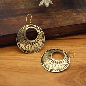 Boucles d'oreilles pendantes classiques en laiton noir et or, vente en gros |   Boucles d'oreilles en filigrane de laiton antique en gros |   Bijoux de fête bohèmes indiens unisexes - Product Image 2